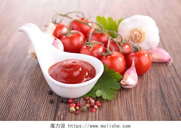 番茄酱汁的西红柿